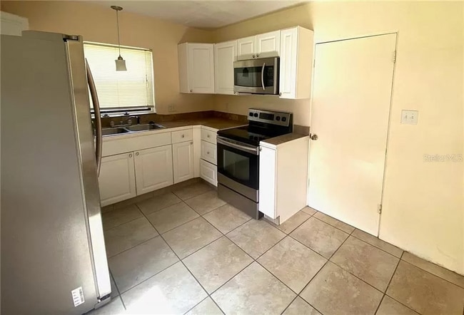 Building Photo - Spacious 3/2 home available now, and conveniently located near downtown and Manatee Hospital