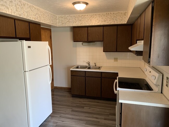 Building Photo - 639 E Hopocan Ave