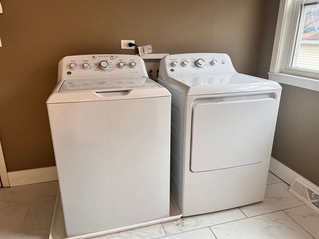 Building Photo - 16W671 56th St