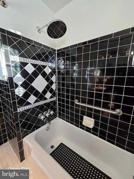 Building Photo - 6618 Boulevard View