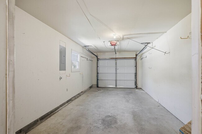 Building Photo - Stunning 3 Bedroom Townhome !