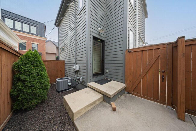Building Photo - 567 Lathrop St