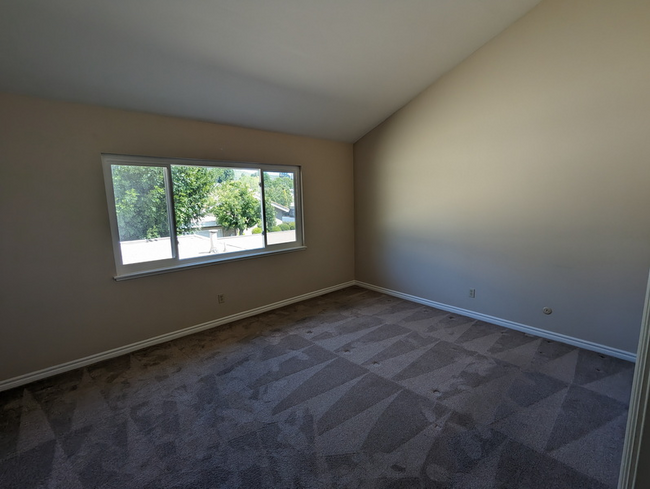 Building Photo - 327 Sprucewood Ave