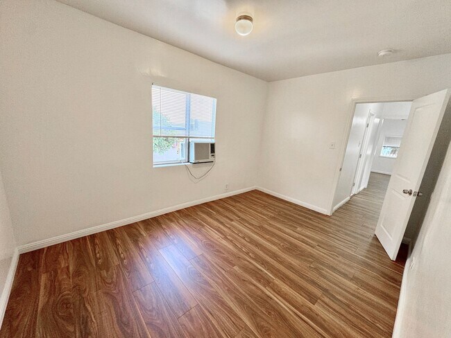 Building Photo - 5223 De Longpre Ave