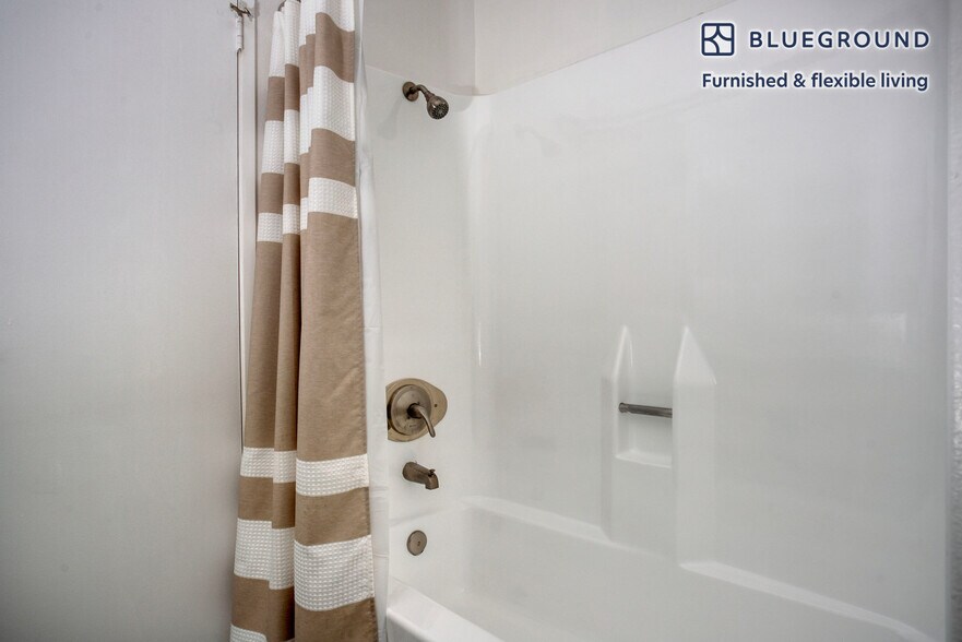 Building Photo - 616 N Sweetzer Ave