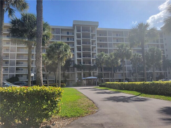 Building Photo - 3050 N Palm Aire Dr