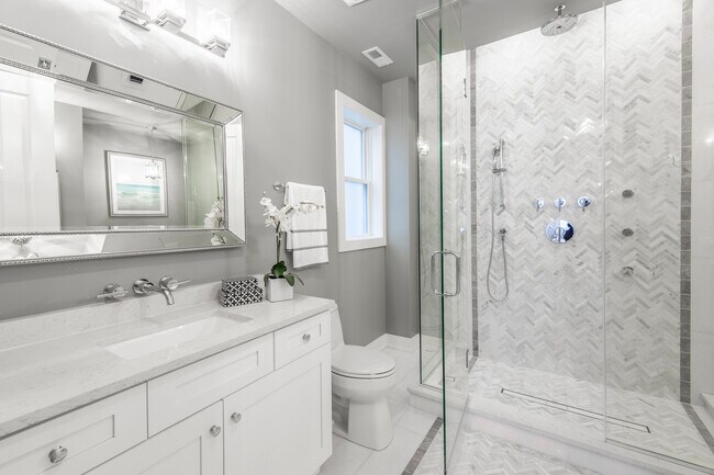 Building Photo - 441 E Oakwood Blvd