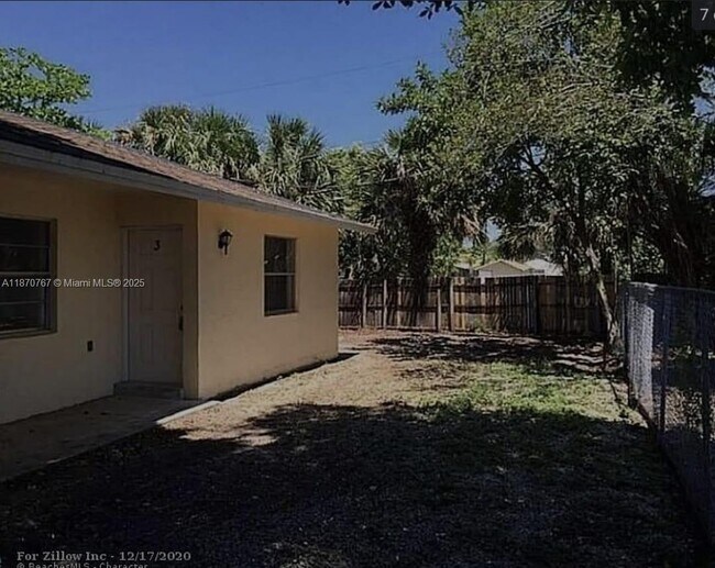 Building Photo - 853 SW 9th Ct