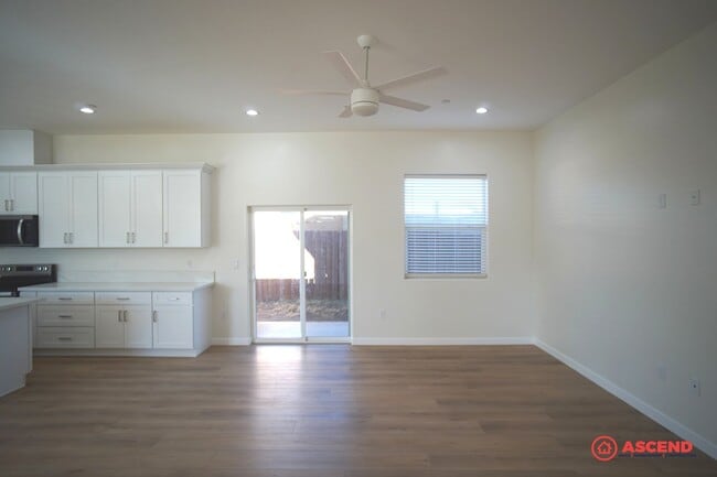 Building Photo - Brand New Home In Tehachapi!