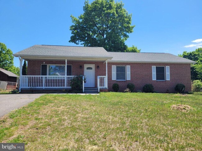 Building Photo - 111 Windcrest Cir