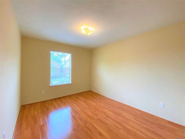 Building Photo - 8026 Golf Green Cir