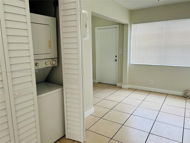 Building Photo - 4605 NW 9th Dr