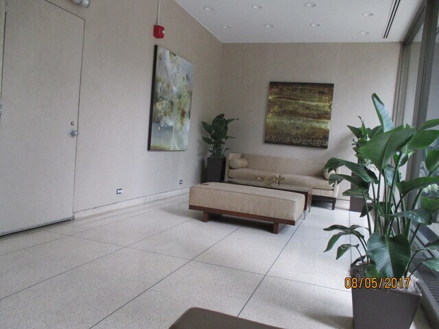 Building Photo - Gold Coast/Old Town Jr. 1 bedroom Available In July