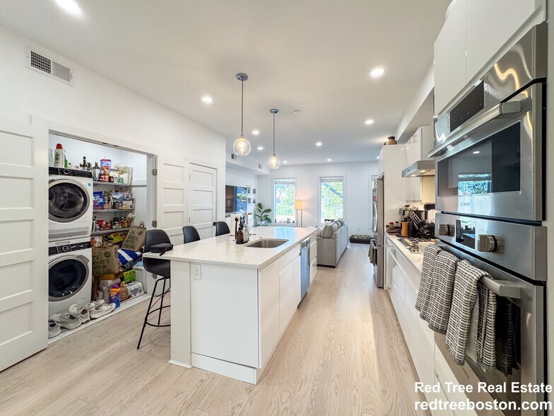 Building Photo - 231 Maverick St