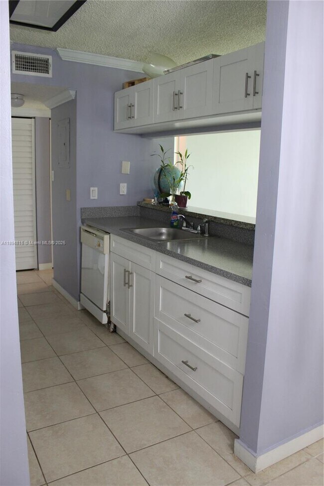 Building Photo - 10420 SW 158th Ct
