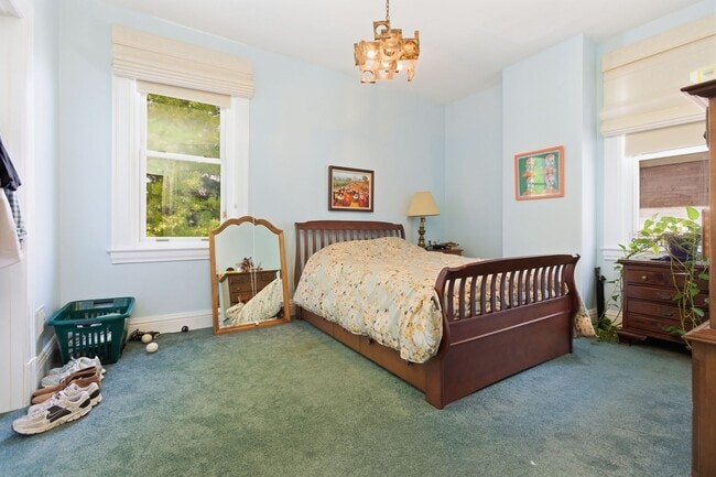 Building Photo - Stunning 5 Bedroom 2.5 Bathroom Home in Squirrel Hill