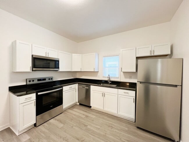 Building Photo - SEE IT NOW: Beautiful home in KCK!