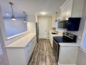 Building Photo - 435 SW Devon Ln