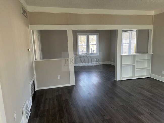 Building Photo - 304 E Monroe St Buckner MO 64016 - 4 bed/ ...