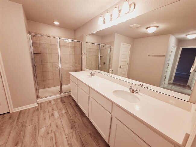 Building Photo - 124 Peruvian Ln