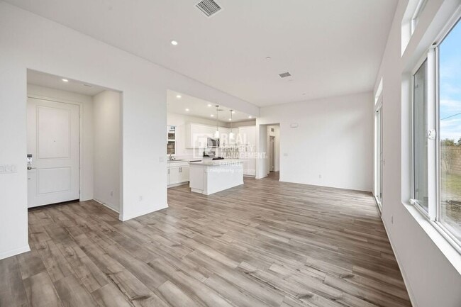 Building Photo - 365 Huntington Ct