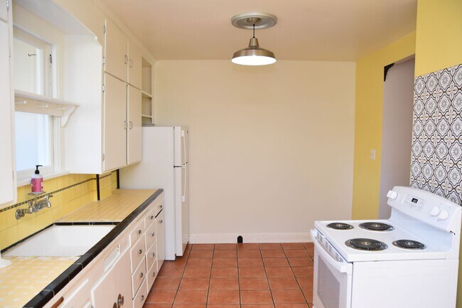 Building Photo - 3 Bedroom 1.5 Bath Hilltop 2 Story Home