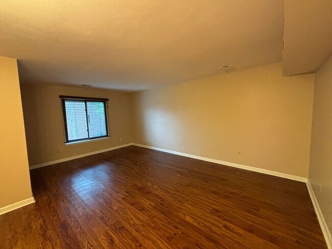 Building Photo - 1721 Donlee Dr