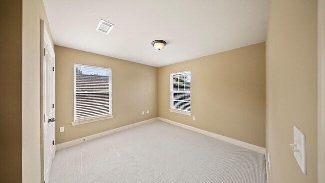 Building Photo - 3 Bedroom home with a Bonus area! Sits on ...