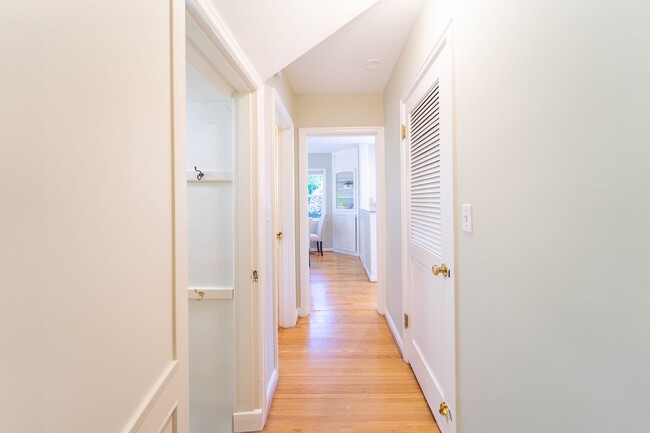 Building Photo - Enchanting Portland Heights 5BD House: You...
