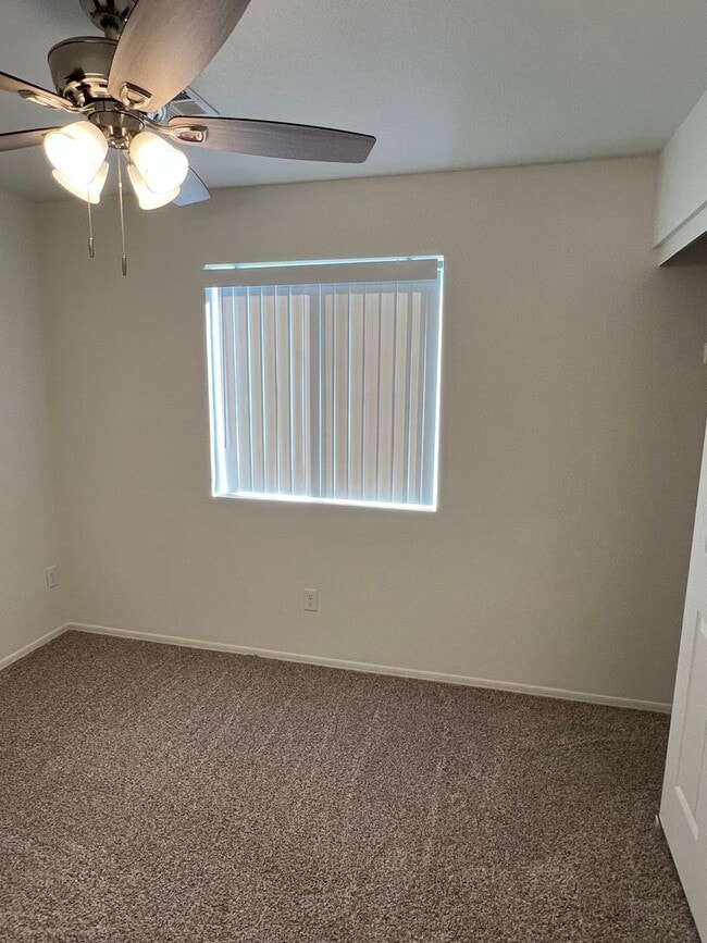 Building Photo - 4 BEDROOM HOME!