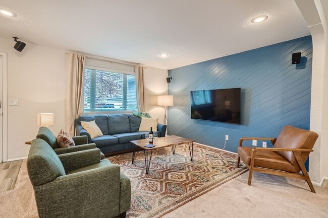 Building Photo - Beautiful 5 BDR Louisville Home/ Private Backyard