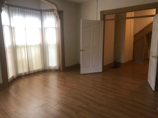 Building Photo - Downstairs unit....1 Bedroom 1 Bath