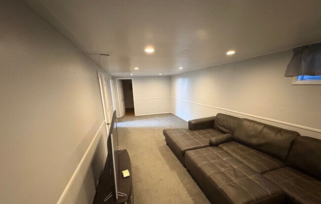 Building Photo - Price update Charming 2BR House (Basement ...