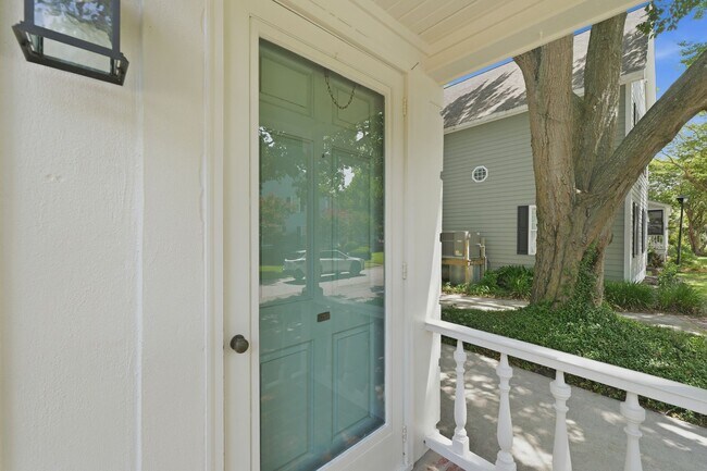 Building Photo - Charming Mount Pleasant Townhouse