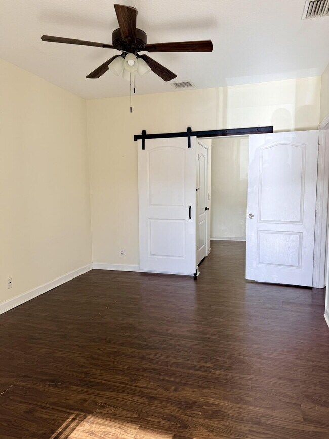 Building Photo - "Charming 3-Bed, 2-Bath Oasis in Wellington's Heart – 1060 Sqft of Comfort Awaits!"