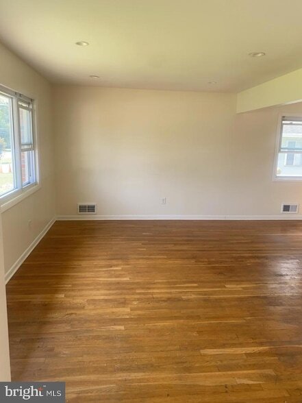 Building Photo - 6215 Auth Rd