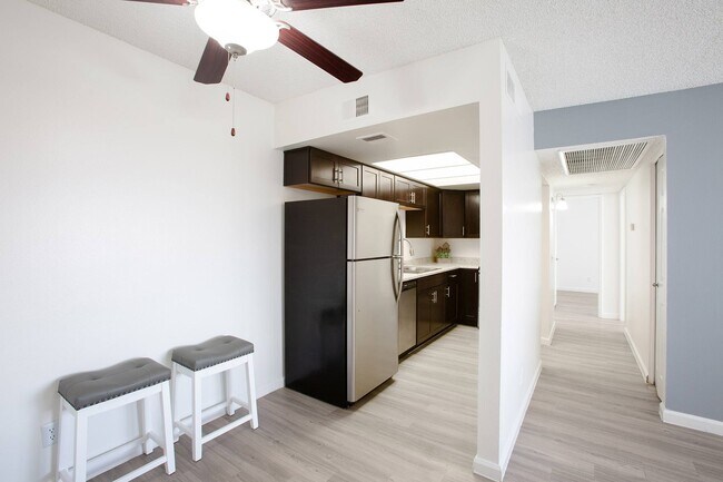 Building Photo - La Lomita