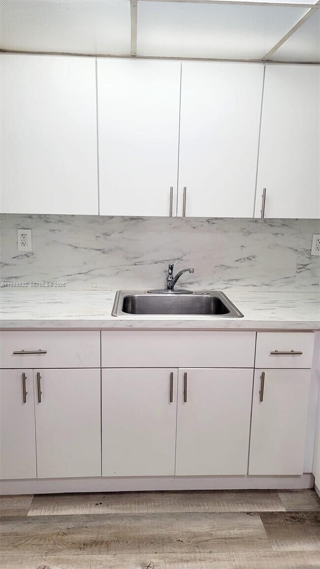 Building Photo - 2221 W 52nd St