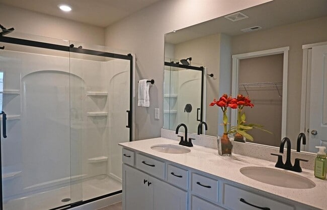 Building Photo - Spacious Elegance Meets Modern Comfort In ...