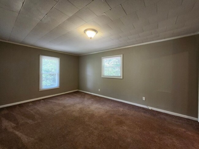 Building Photo - 3 bedroom 2 bath home with Den in Convenient Location