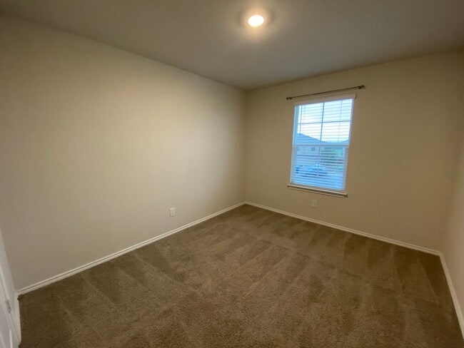 Building Photo - Beautiful 3 bed, 2.5 bath home!