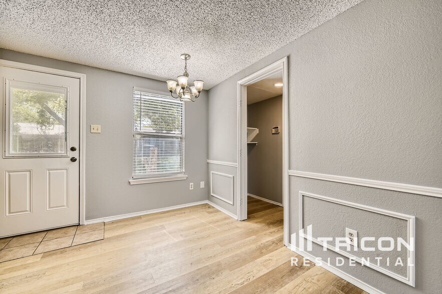 Building Photo - 909 Canary Ln