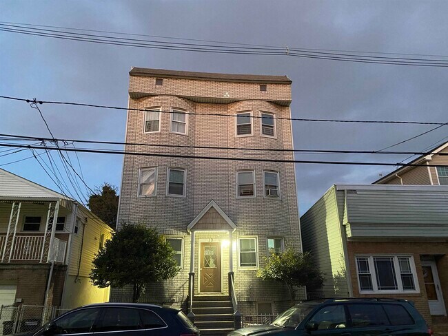 Building Photo - 19 W 14th St