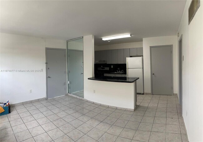 Building Photo - 465 S Royal Poinciana Blvd