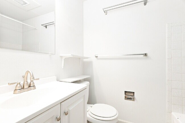 Building Photo - Renton 2 Bedroom in Great Location Available!
