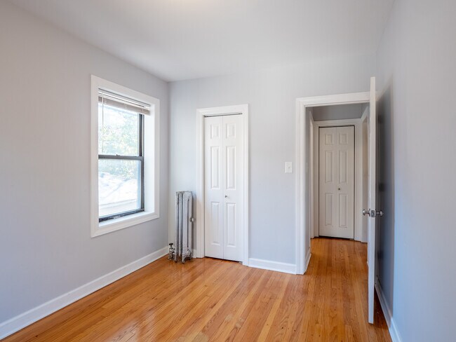 Building Photo - 6439 N Hamilton Ave