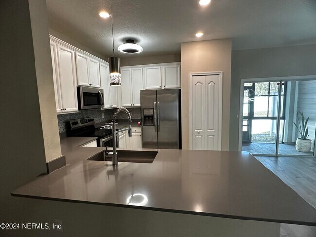Building Photo - 7371 Palm Hills Dr