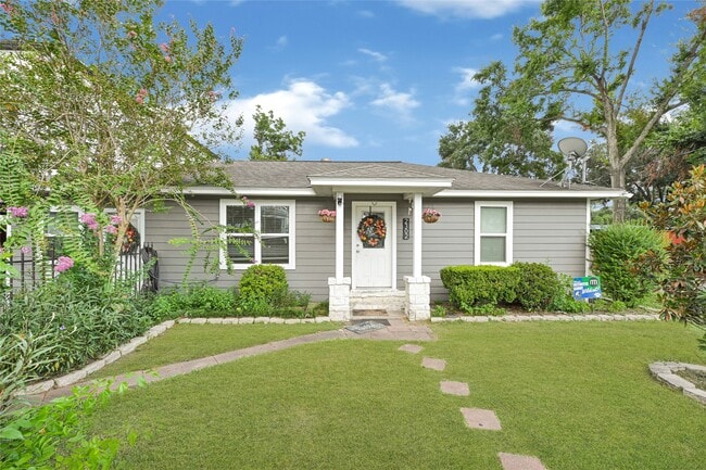 Building Photo - 2302 Hoskins Dr