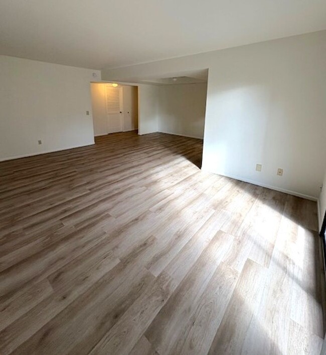 Building Photo - 2 Bedroom Condo in Gated Midvale Community