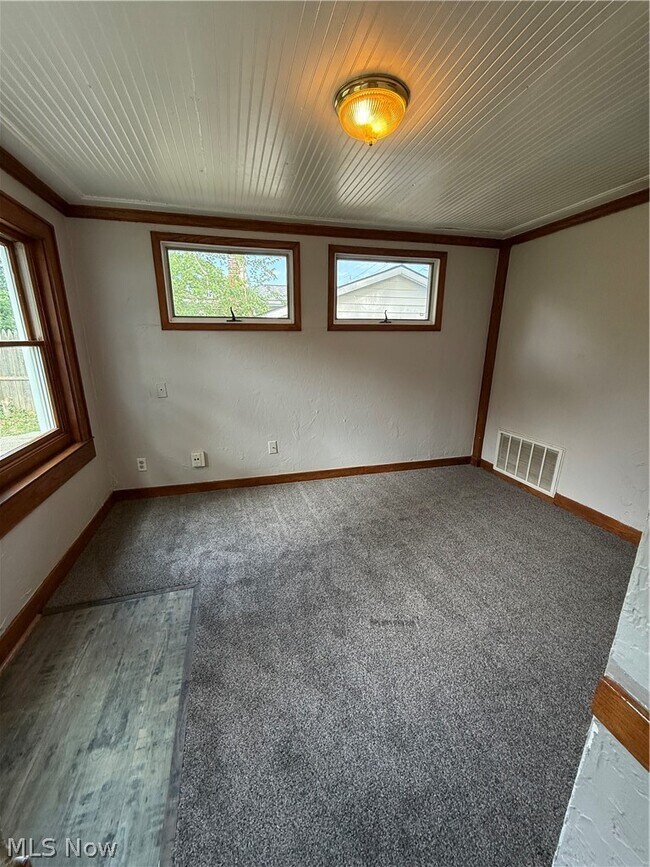 Building Photo - 1818 Schiller Ave